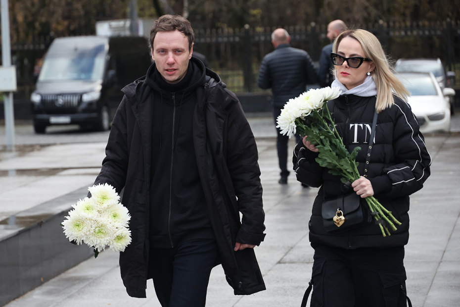 Режиссер Анна Рокс (справа) на церемонии прощания с Романом Поповым в зале прощаний ЦКБ на улице Маршала Тимошенко