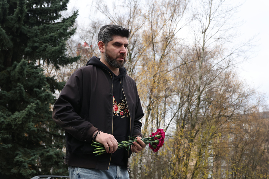 Карен Рутюнов на церемонии прощания с Романом Поповым в зале прощаний ЦКБ на улице Маршала Тимошенко