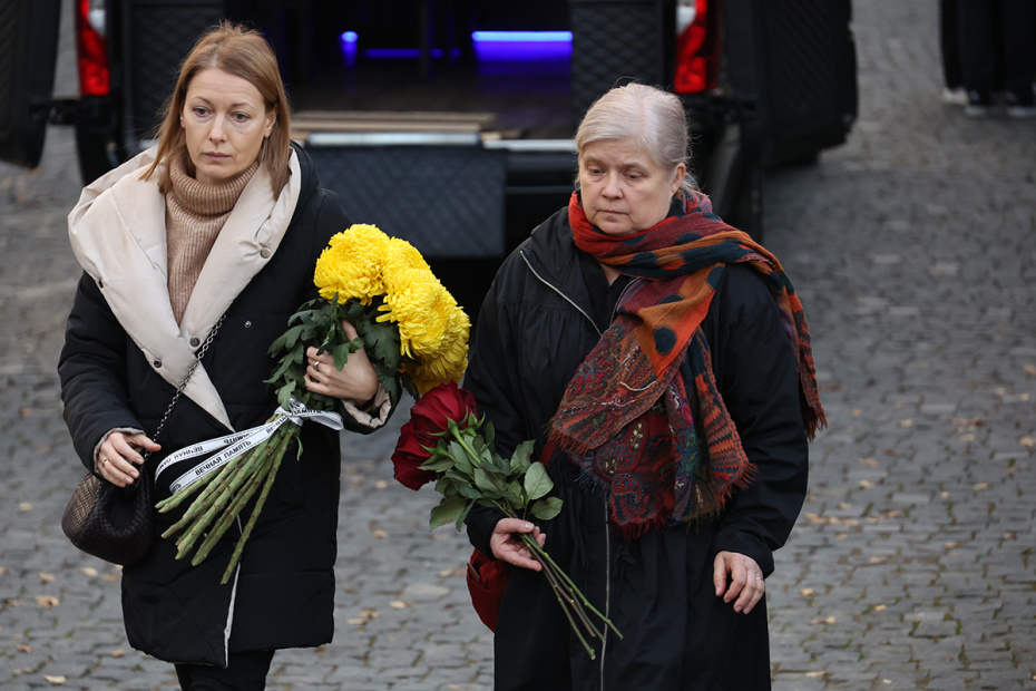 Татьяна Веселкина (справа) на церемонии прощания с Романом Поповым в зале прощаний ЦКБ на улице Маршала