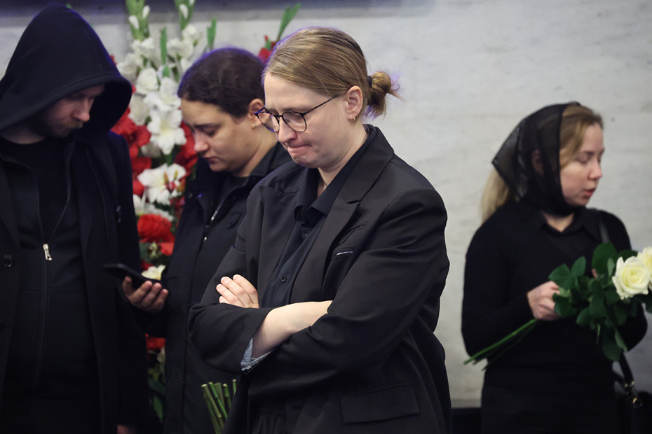 Супруга Романа Попова Юлия (в центре) на церемонии прощания с актером в зале прощаний ЦКБ на улице Маршала Тимошенко