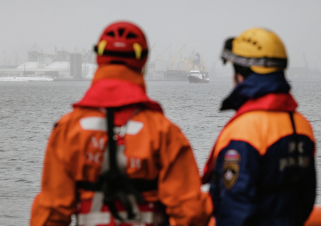 Туристическая лодка с пассажирами потерпела крушение