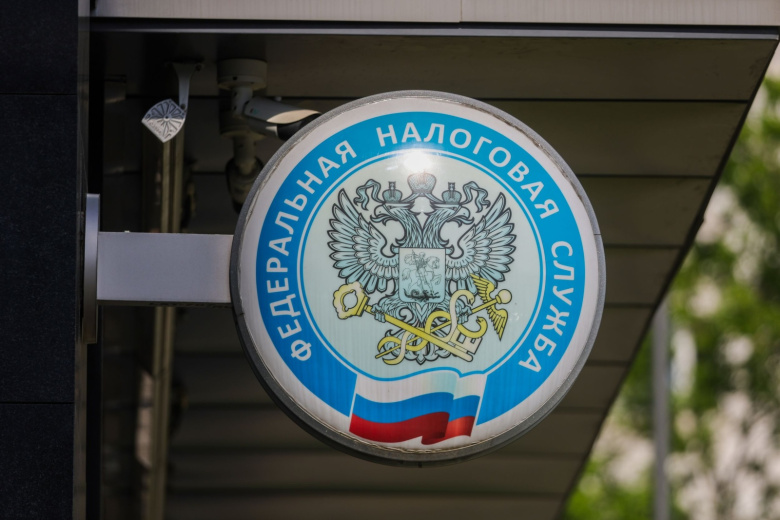 Эмблема на здании Федеральной налоговой службы