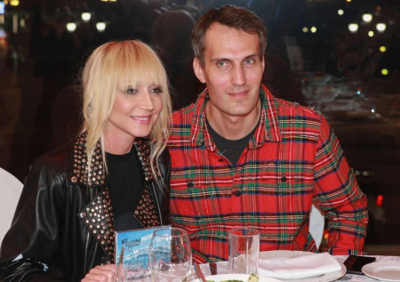 Муж Орбакайте вышел на улицы Нью-Йорка с красной помадой на губах