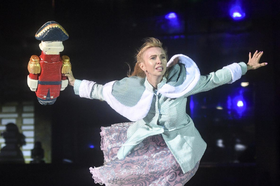 Фигуристка Татьяна Тотьмянина выступает в новогоднем ледовом шоу Ильи Авербуха «Щелкунчик и Мышиный король» в Ледовом дворце «ЦСКА Арена»