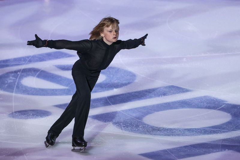 Александр Плющенко (Гном Гномыч), сын фигуриста Евгения Плющенко, во время выступления в ледовом шоу «Союз чемпионов» на «ВТБ Арене»