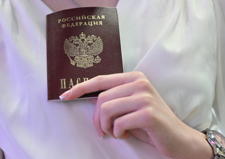 Стало известно, сколько человек гордятся быть гражданами России