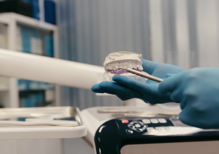 Стоматолог предупредила об опасности фальш-брекетов