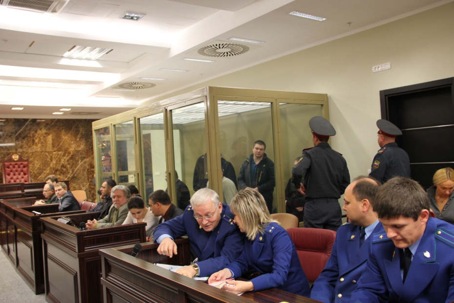 На скамье подсудимых — Сергей Цапок (в центре на втором плане) и предполагаемые члены банды «Цапковские»