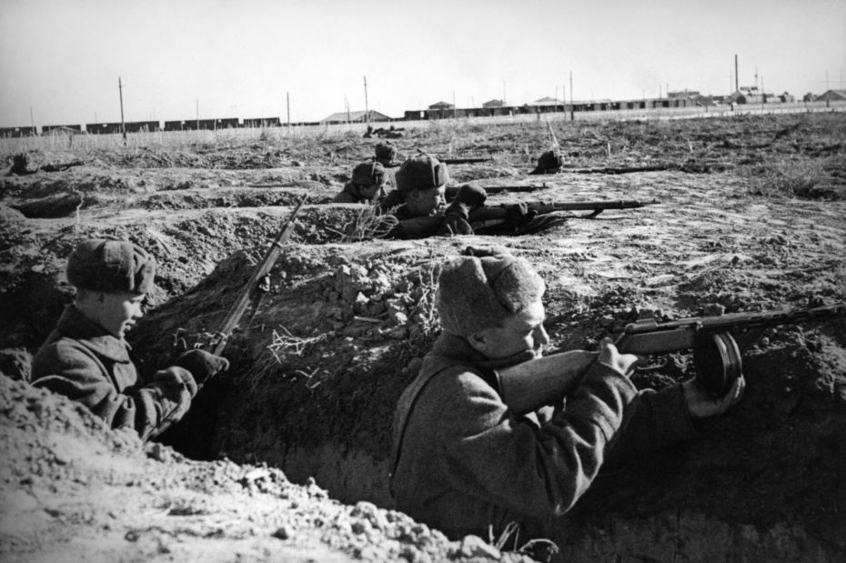 Советские стрелки в окопе во время боя в ходе Великой Отечественной войны, Сталинградская область