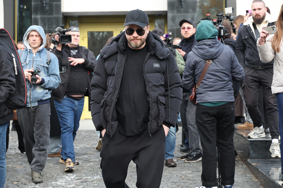 Гарик Харламов на церемонии прощания с Романом Поповым в зале прощаний ЦКБ на улице Маршала Тимошенко