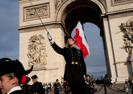 «Полезные дураки США»: Франция готовит армию к конфликту, чем ответит РФ