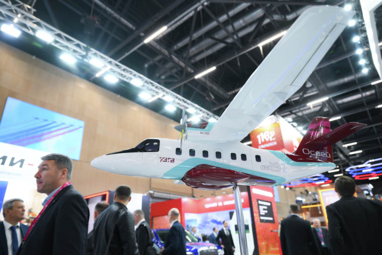 Макет лёгкого многоцелевого самолёта ЛМС-192 «Освей», представленный Уральским заводом гражданской авиации (УЗГА) на международной промышленной выставке ИННОПРОМ в Минске