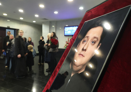 Слезы вдовы, Харламов, Бурунов: в Москве простились с Романом Поповым