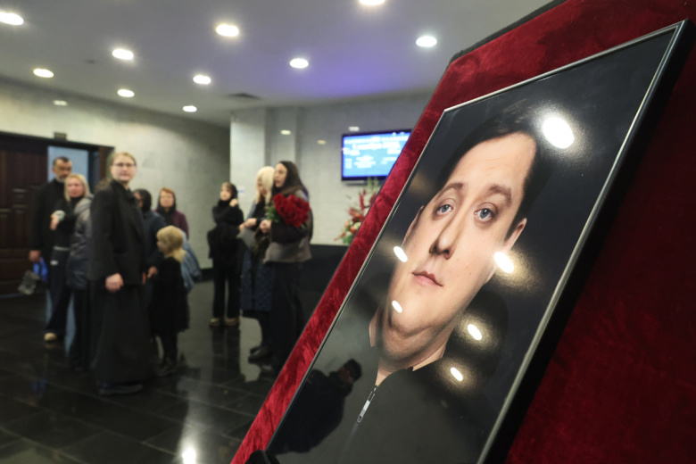 Церемония прощания с Романом Поповым в зале прощаний ЦКБ на улице Маршала Тимошенко