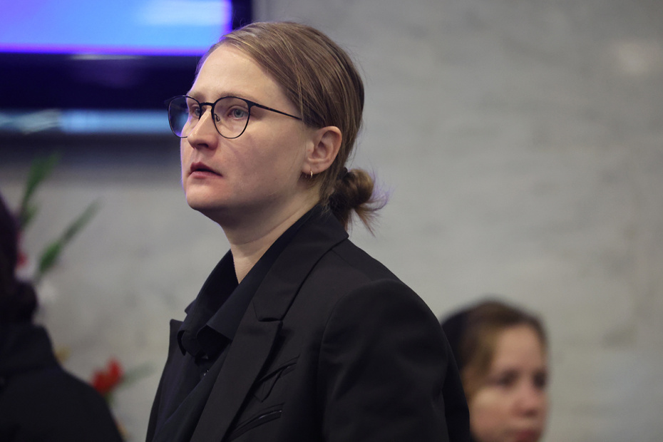 Супруга Романа Попова Юлия на церемонии прощания с актером в зале прощаний ЦКБ на улице Маршала Тимошенко