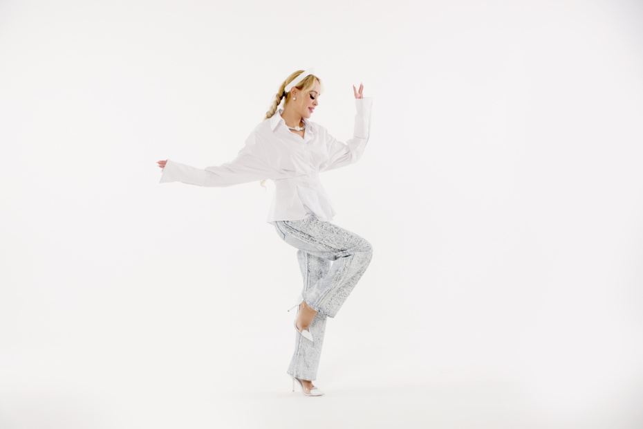 Приталенная рубашка с удлиненными манжетами, джинсы с эффектом краски You Wanna, ободок-кокошник из эко-кожи