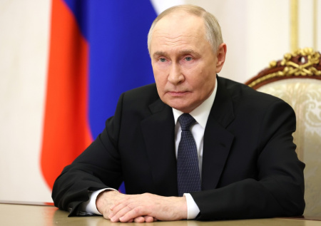 В Сеть попали кадры из личной библиотеки Путина с подарками от бойцов СВО