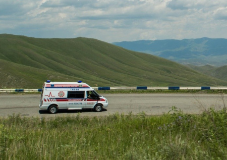 Перевозивший полсотни студентов автобус перевернулся у монастыря в Армении