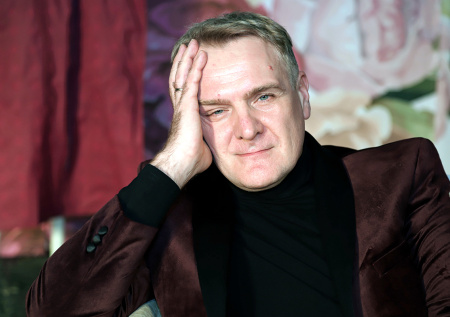 Отказ говорить об СВО, потеря ролей, молодая жена: как живет Сергей Пиоро