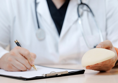 Пациентка обвинила пластического хирурга в изуродовании ее груди