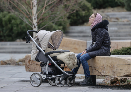 Россиянам объяснили, почему не стоит хранить коляски в подъездах