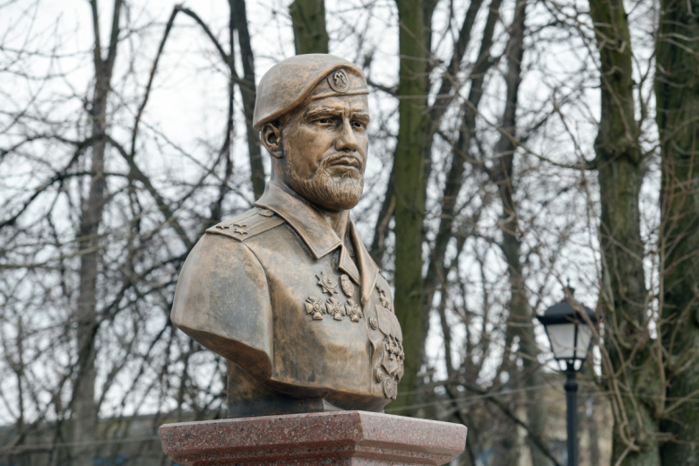 Памятник Герою России Владимиру Жоге