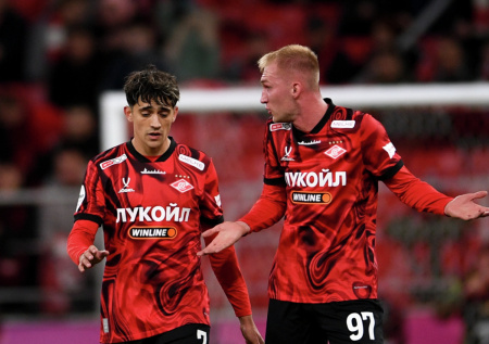 В Краснодаре неизвестный разбил окно автобуса с футболистами «Спартака»