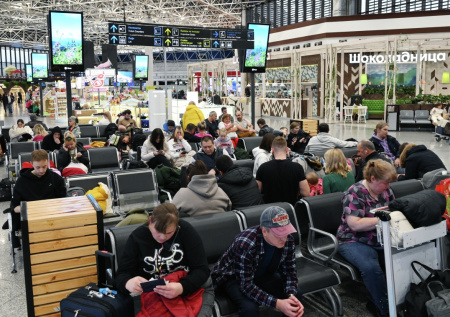 Пассажирам аэропорта в Сочи выдали надувные матрасы из-за задержки рейсов