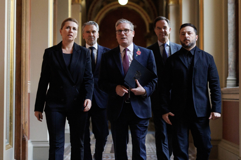 Кир Стармер (в центре на переднем плане), Владимир Зеленский (справа на переднем плане), Метте Фредериксен (слева на переднем плане), Марк Рютте (справа на заднем плане) и Дик Схооф перед началом встречи «коалиции желающих» в Лондоне