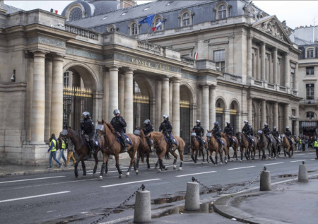 Во Франции решили переложить часть работы полиции на ИИ после кражи в Лувре