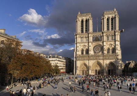 В Нотр-Даме впервые за 30 лет сыграли свадьбу