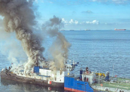 В порту Кавказ на буксире произошел пожар
