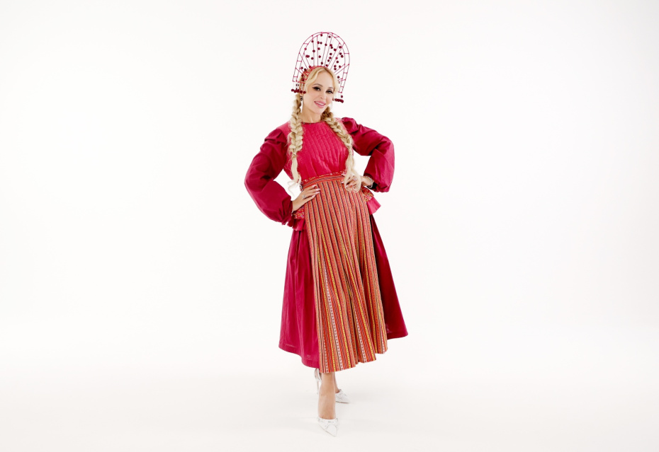 Платье из коллекции «Переосмысление», «Шуйские Ситцы», кокошник — Лаборатория «Цветень», Институт искусств РГУ им. А. Н. Косыгина