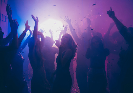 В здании «Ленфильма» устроили полуголую рейв-вечеринку