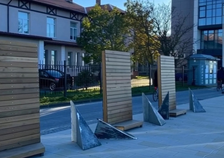 В Зеленоградске разгорелся скандал из-за перевернутых скамеек