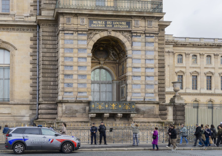 Провокационная надпись о Лувре засветилась на небоскребе в Екатеринбурге