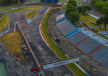 Появились кадры, как во время гонок машина врезалась в трибуны