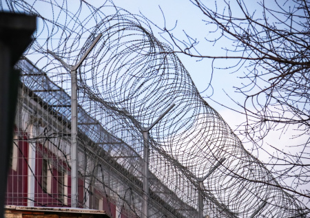 «Не успел прикрыть»: заключенные пожаловались на тату сокамерника