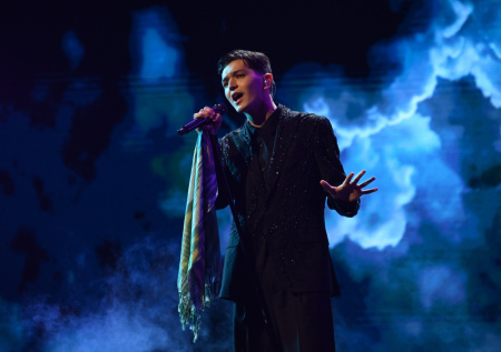 «Такие пакеты мне нравятся»: фанатка угодила Akmal' на концерте в Донецке