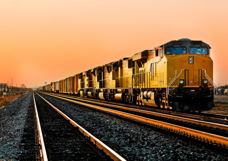 Поезд протаранил загруженный машинами автовоз и попал на видео