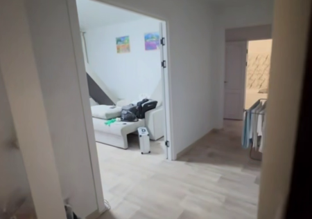 Россиянин вернулся в свою квартиру и нашел в диване труп пятилетней девочки