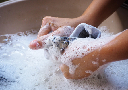 Желтые пятна пота на одежде: 5 домашних средств для безупречной чистоты