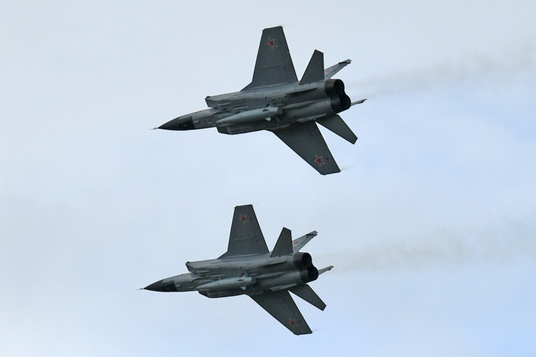 Истребители МиГ-31 с гиперзвуковыми авиационными комплексами Х-47М «Кинжал»