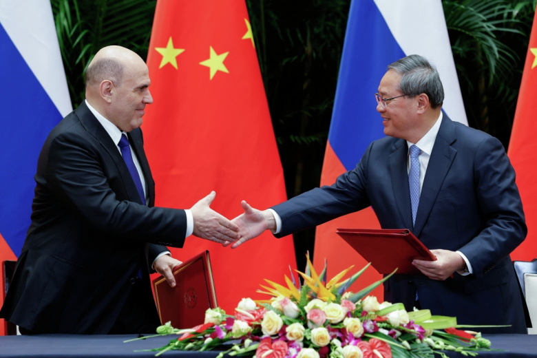 Председатель правительства РФ Михаил Мишустин и премьер Государственного совета Китая Ли Цян (справа)