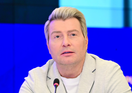 Скандал из-за парика, статус холостяка, арест на Украине: как живет Басков