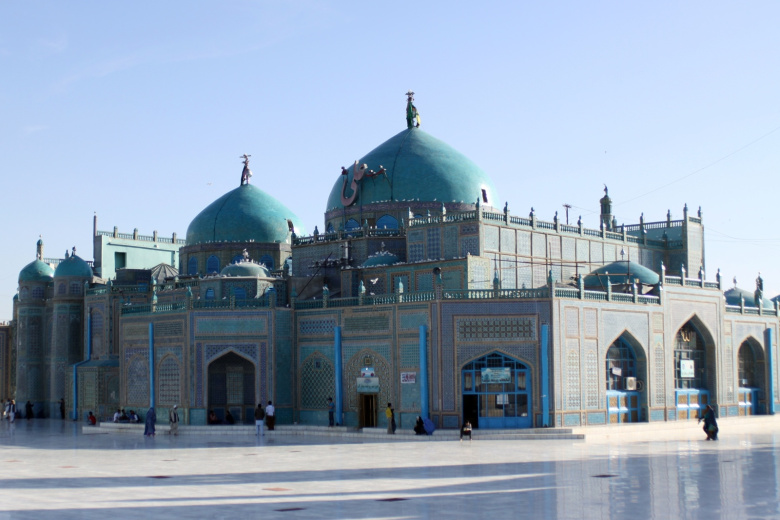Голубая мечеть в городе Мазари-Шариф