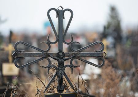 Вандалы разбили надгробия и вырвали кресты на кладбище в российском регионе