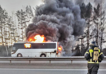 Пассажирский автобус сгорел дотла на пути в Екатеринбург