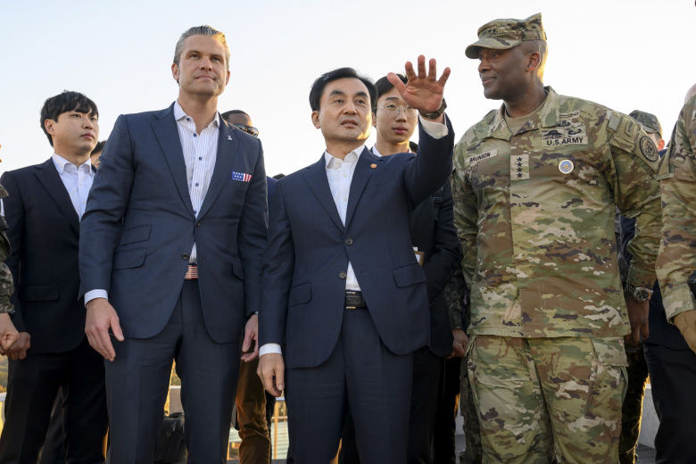 Паджу, Южная Корея. Пит Хегсет, министр обороны США, и Ан Гю Бак, министр обороны Южной Кореи