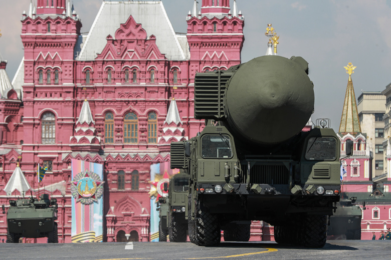 Подвижные грунтовые ракетные комплексы (ПГРК) с межконтинентальной баллистической ракетой РС-24 «Ярс» во время генеральной репетиции парада на Красной площади